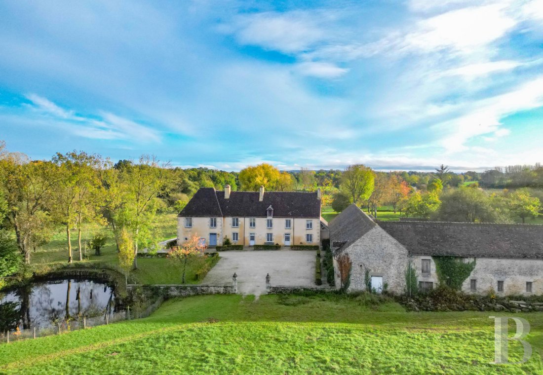 Dans l’Orne, au sud de la forêt domaniale d’Écouves, une gentilhommière du 18e siècle minutieusement rénovée - photo  n°1